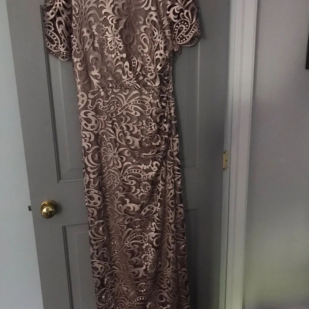 Formal, floor length dress size 4. - Picture 2 of 3
